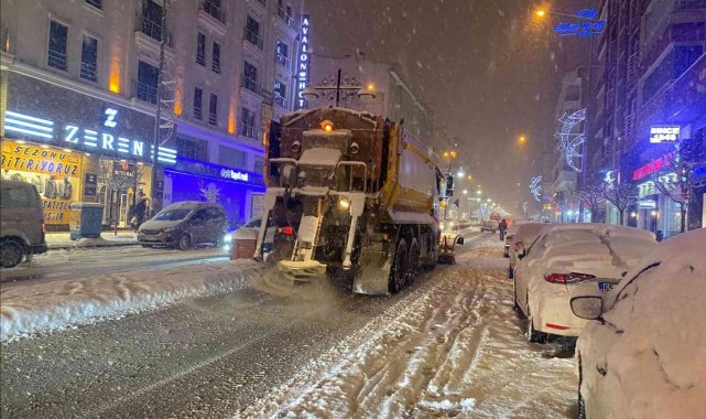Van'da yoğun kar yağışı ekipleri alarma geçirdi