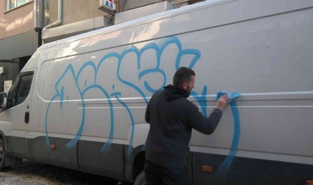 Vandallar boyadı, temizliği ona kaldı