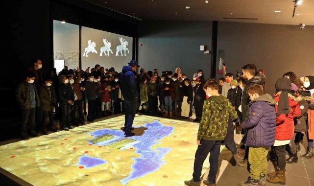 Vanlı öğrenciler kent tanıtım gezisinde doyasıya eğlendi