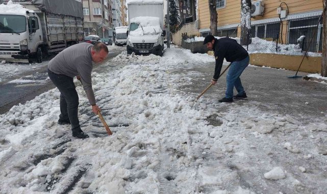 Vatandaşlardan kapı önlerinde 'kar' temizliği
