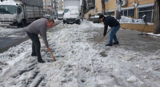 Vatandaşlardan kapı önlerinde 'kar' temizliği