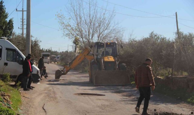 Vatandaşlardan yoldaki çukurlara saksılı eylem