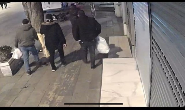 Vatandaşların altın ve paralarını alan kuyumcu kardeşlerin kaçış anı kamerada