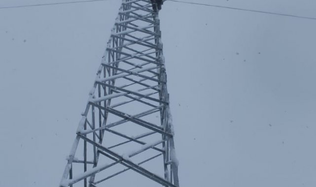 VEDAŞ ekibi zorlu kış şartlarına meydan okuyor