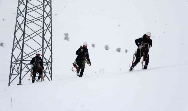 VEDAŞ ekiplerinin 2 metrelik karda zorlu kış mesaisi