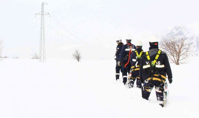 VEDAŞ'ın kar timi zorlu coğrafyada arızaları onarıyor