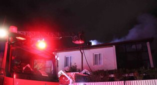 Villa çatısında çıkan yangın diğer villaya sıçradı, panik yaşandı