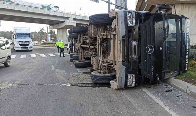 Vinç yüklü kamyon yola devrildi: 1 yaralı