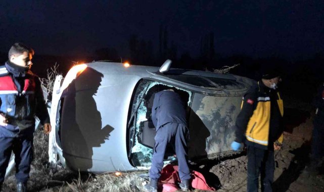 Viraja hızlı giren otomobil takla attı: 3 yaralı