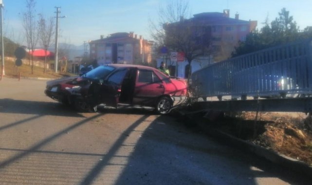 Virajı alamayan otomobil üst geçidin korkuluklarına çarptı