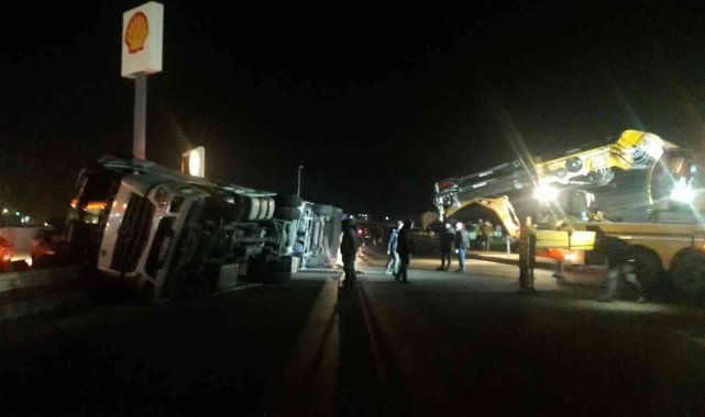 Virajı almayan pamuk yüklü tır yol kenarına devrildi