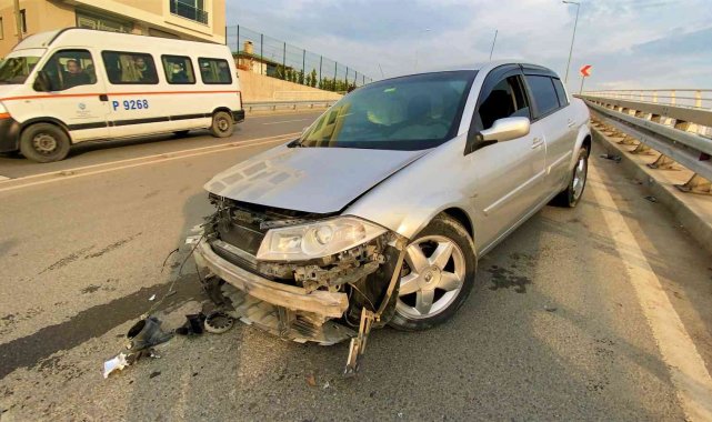 Virajlı yolda kontrolden çıkan otomobil minibüsle çarpıştı: 2 yaralı