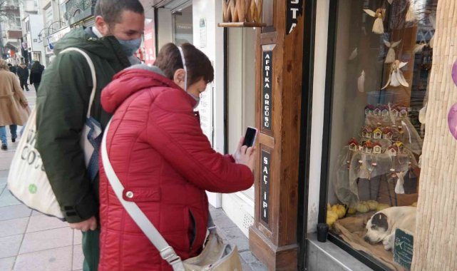 Vitrindeki aksesuarları inceleyenlere 'patili' sürpriz