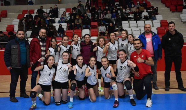 Voleybol küçük kızlarda bir galibiyet bir yenilgi