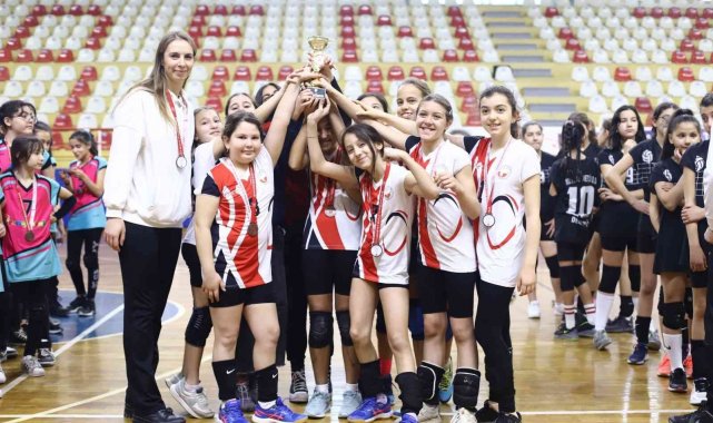 Voleybol küçüklerde şampiyonlar kupasını aldı