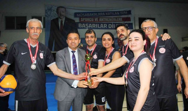 Voleybol turnuvasında Adana Çocuk Evleri Sitesi şampiyon oldu