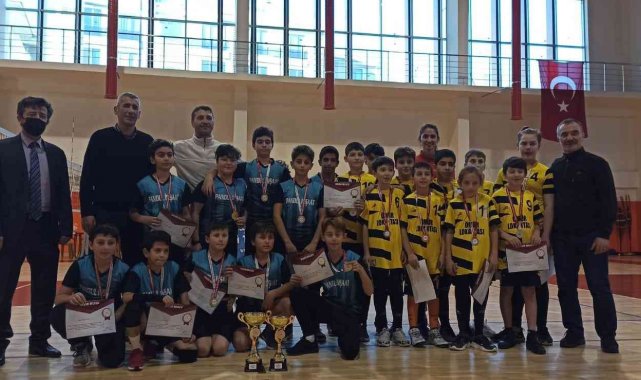 Voleybolda şampiyon Bahaettin Güçlü Orta Okulu oldu