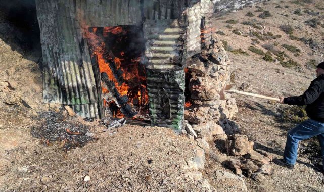 Yaban keçisi avlamak için yapıldığı belirlenen kulübe imha edildi