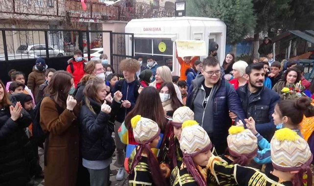 Yabancı öğrenciler halay çekti çifte telli oynadı