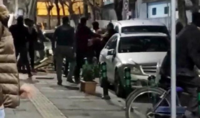 Yabancı uyruklu şahıslar cadde ortasında birbirine girdi