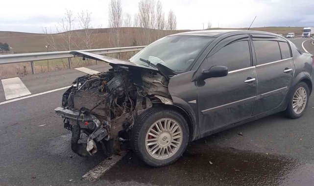 Yağış nedeniyle kayganlaşan yolda otomobil bariyere çarptı: 3 yaralı