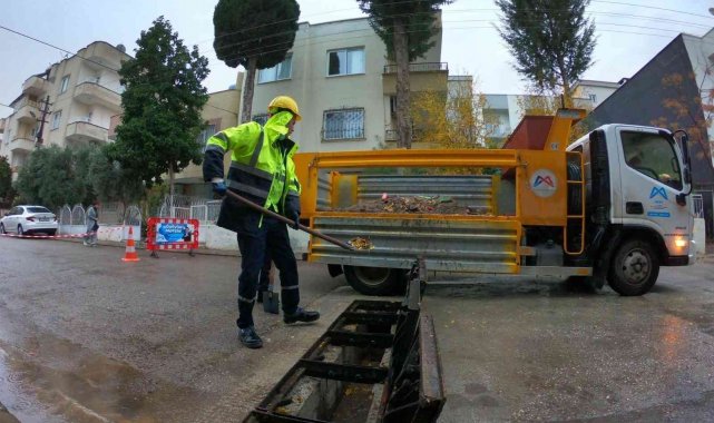 Yağışlara karşı menfez ve ızgaralar temizleniyor