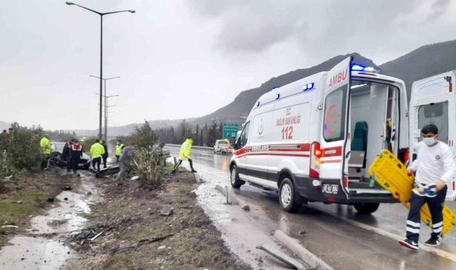 Yağmurlu havada kayan otomobil bariyerlere çarptı