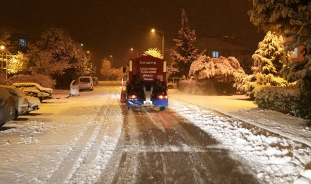 Yalova Belediyesi kar küreme ve tuzlama çalışmalarını sürdürüyor