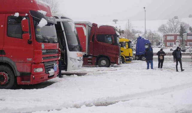Yalova Belediyesi kara yollarında geçiş izni verilmeyen araçlara kumanya dağıttı