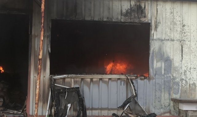 Yalova'da inşaat malzemesi deposunda yangın