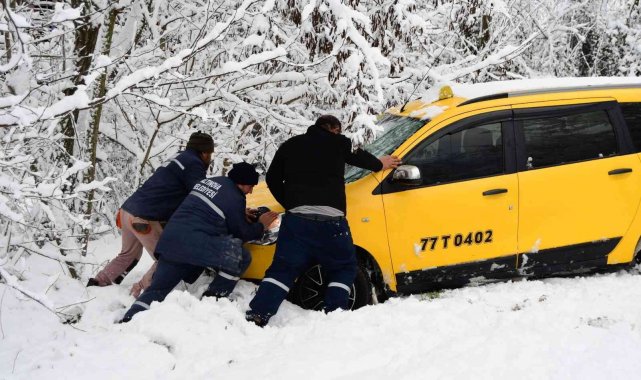 Yalova'da kar sebebiyle araçlar yoldan çıktı
