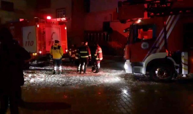 Yanan ayakkabılık bina sakinlerini sokağa döktü