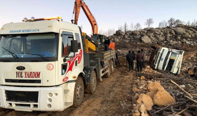 Yangın bölgesindeki tomrukları taşıyan kamyon devrildi