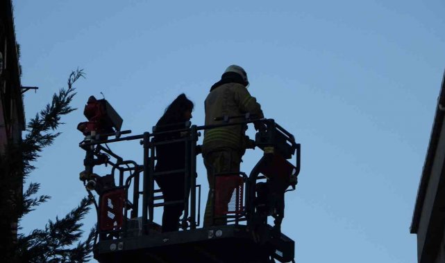 Yangın nedeniyle balkonda mahsur kalan genç kız itfaiye tarafından kurtarıldı