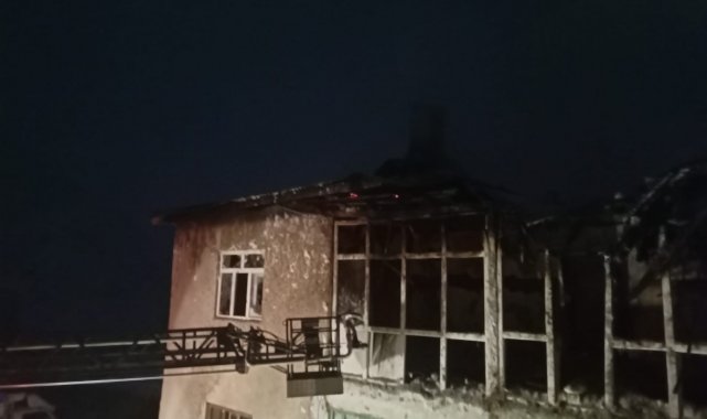 Yangına giden itfaiye aracı kardan dolayı yolda mahsur kaldı