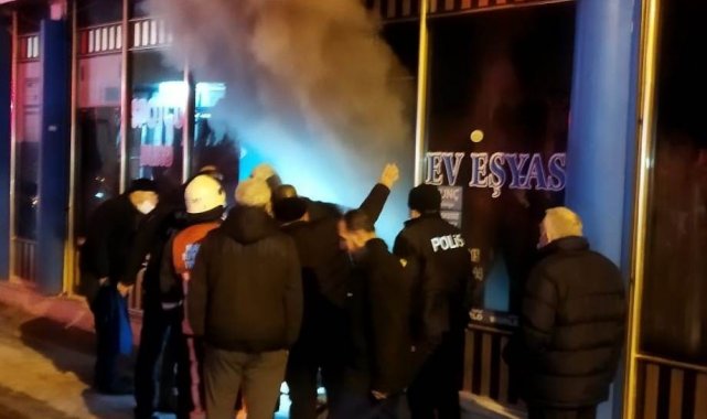 Yangına müdahale eden itfaiye eri dumandan etkilendi