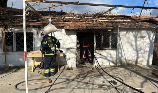 Yangında mahsur kalan iki kişiyi itfaiye kurtardı