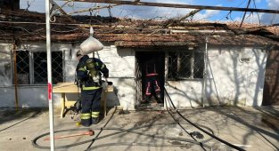 Yangında mahsur kalan iki kişiyi itfaiye kurtardı