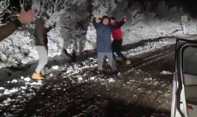 Yangında yüreği yanan köylüler, kar görünce oynadı