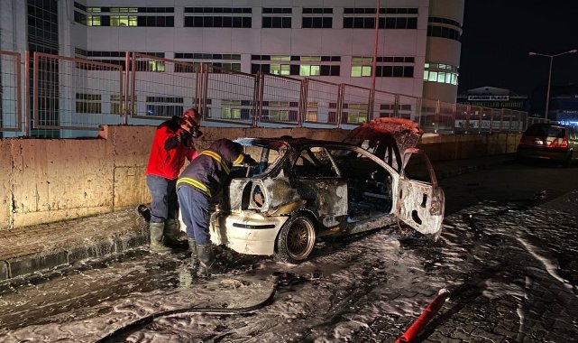 Yangını fark edip otomobilden inen 4 kişilik aile ölümden döndü