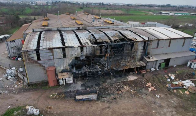 Yangının çıktığı plastik fabrikasındaki ağır hasar havadan görüntülendi