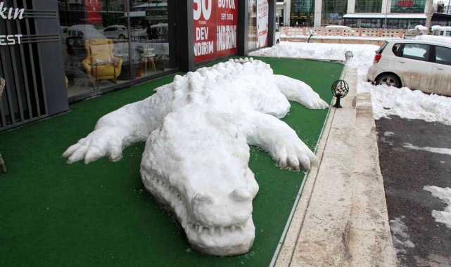 Yapımı 6 saat sürdü 11 metre uzunluğunda, görenler dönüp bir daha baktı