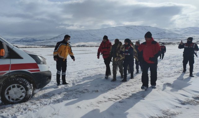 Yaptıkları strafor botla barajda buzlar arasında mahsur kaldılar