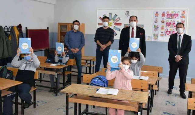 Yardımcı kaynak kitaplar öğrencilere ulaştırıldı