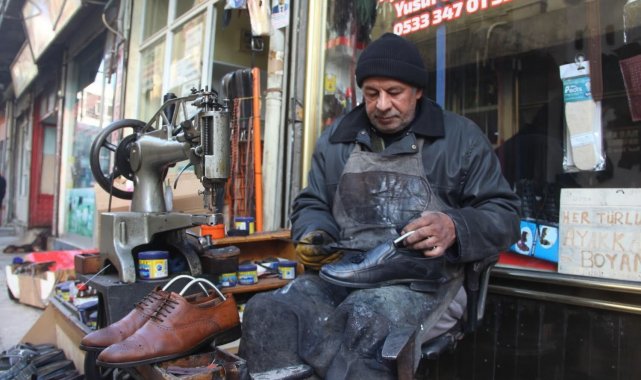 Yarım asırdır baba mesleği olan ayakkabı tamirciliğini icra ediyor