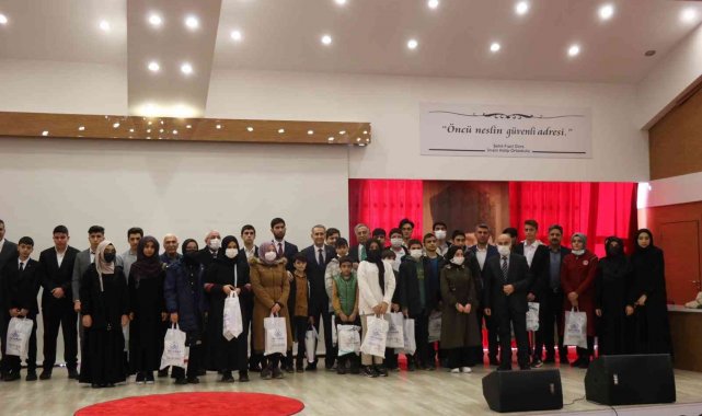 Yarışmada dereceye giren imam hatiplilere ödül verdi