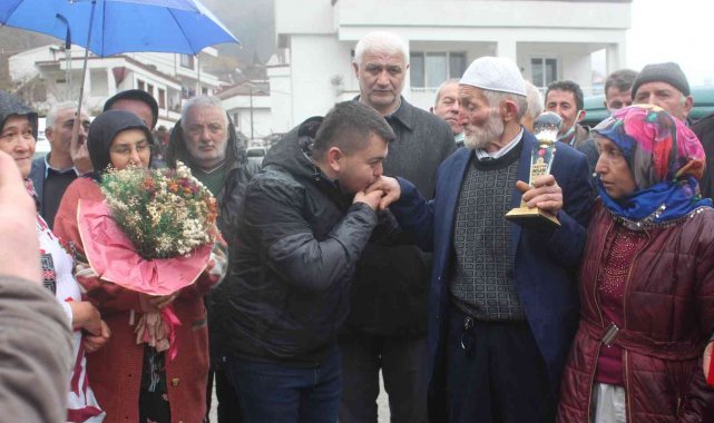 Yaşayan İnsan Hazinesine köyünde kuş dili ve kemençe eşliğinde karşılama