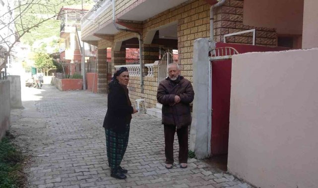 Yaşlı çiftin başına silah ve bıçak dayayıp evi soydular