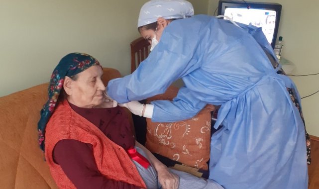 Yaşlı, engelli ve yatağa bağımlı hastaların aşısı yapılıyor