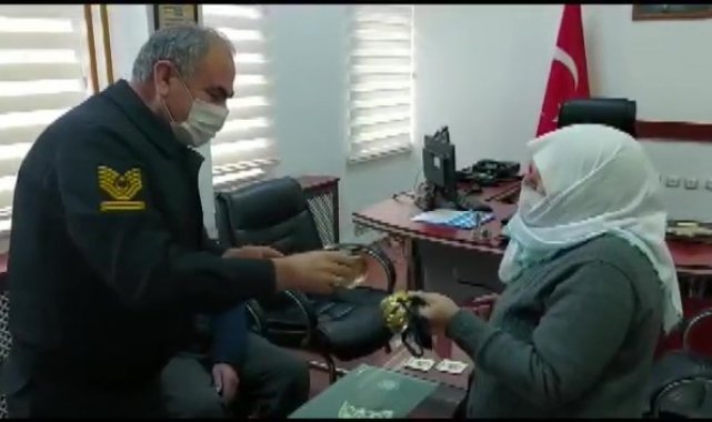 Yaşlı kadını "Eline kelepçe takarım" sözüyle korkutarak dolandırdı